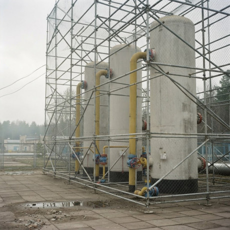 Каркас с сеткой вокруг газового оборудования